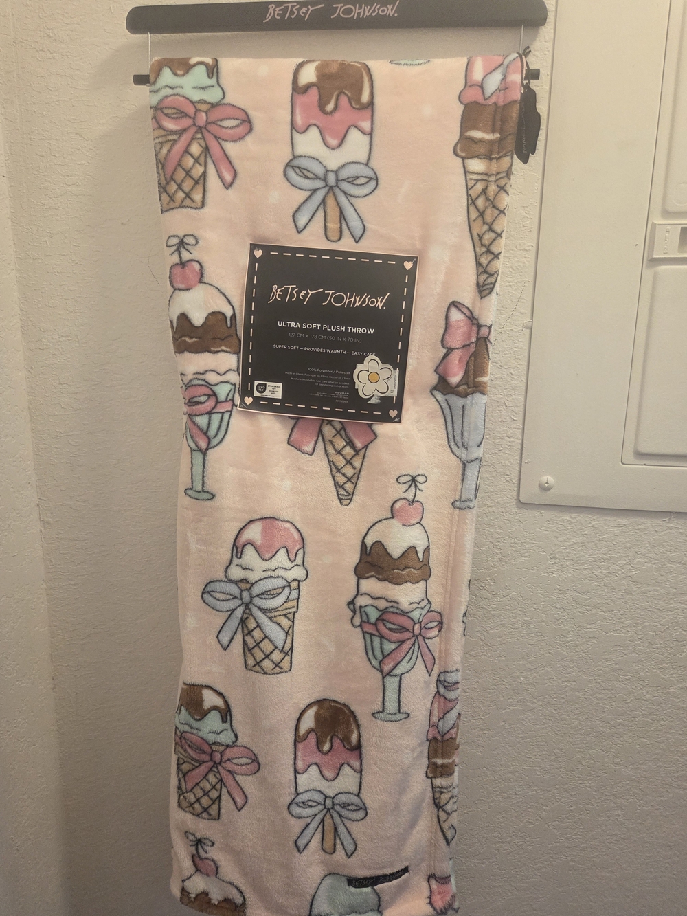 Betsey Johnson Ice Cream Print Plush Throw - Pink
